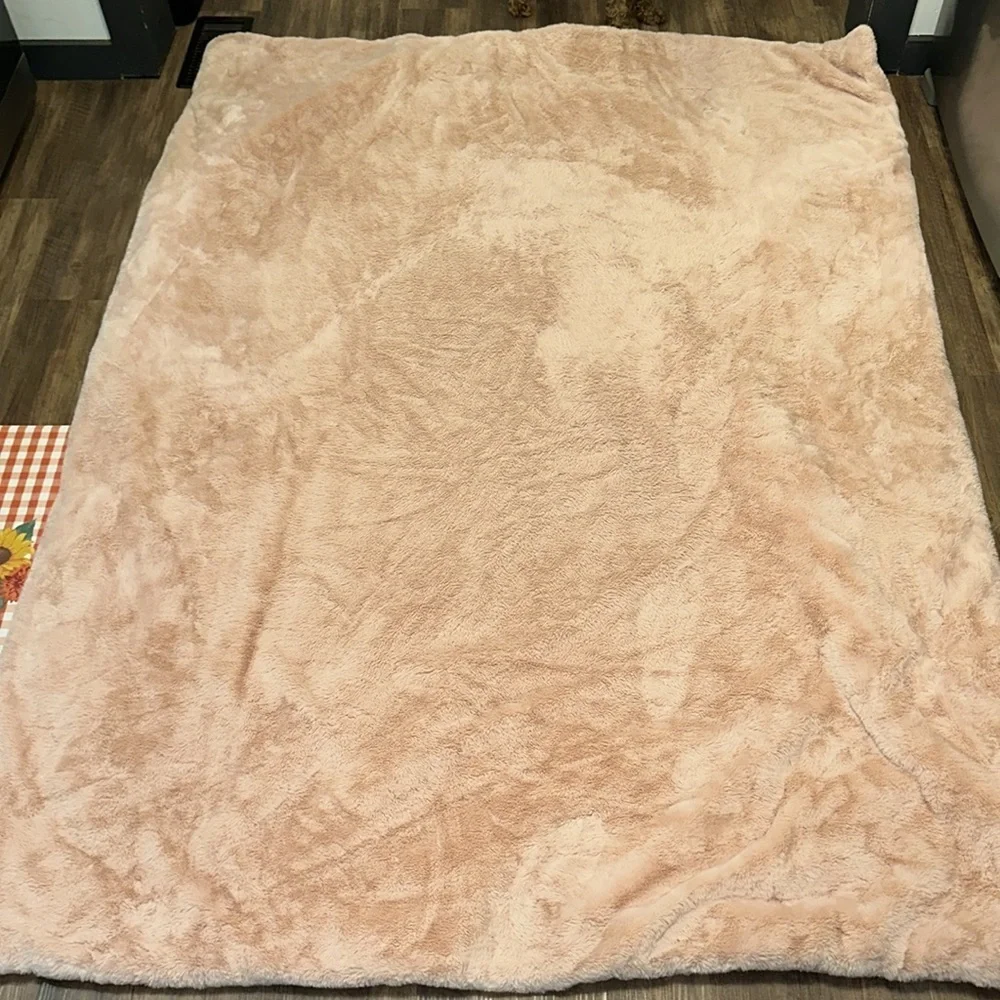 Shaggy Faux Fur Comforter Set with Sham Blush in color‎ Size Twin EUC
